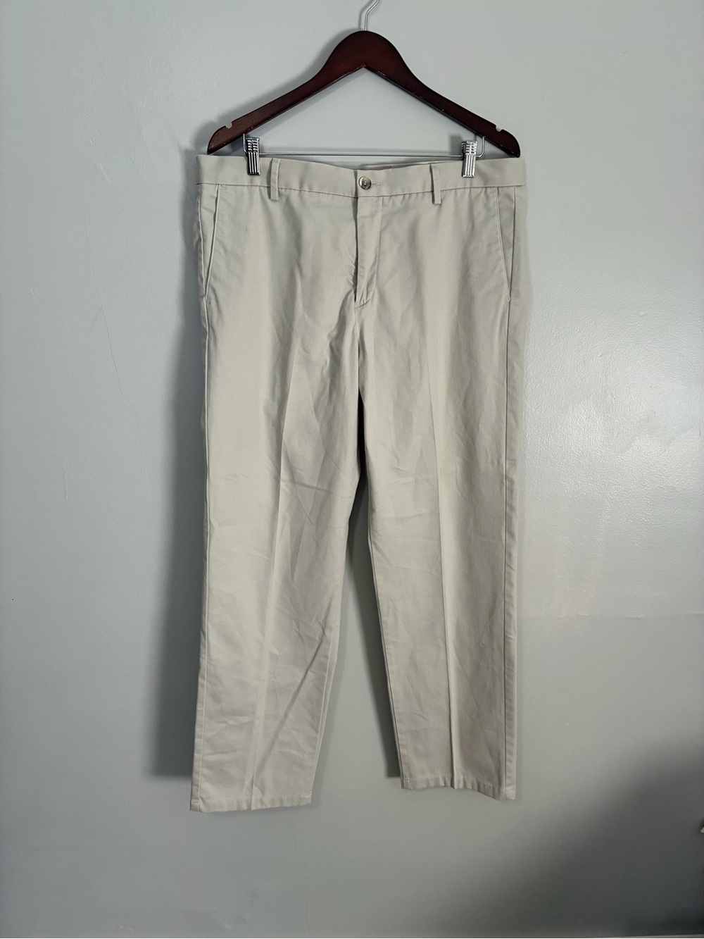 Dockers Men's 38/32 khaki pants in Light Beige
